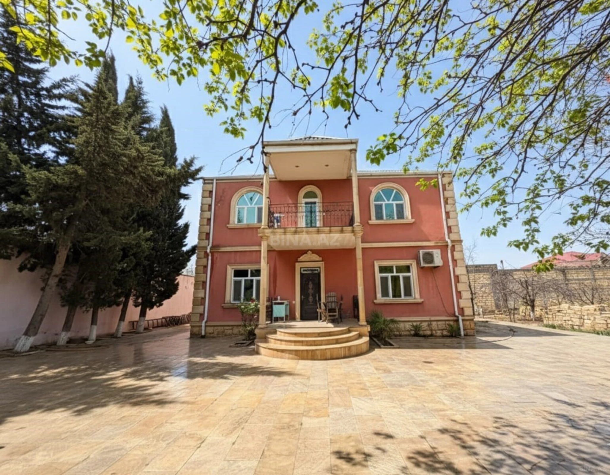Satılır 5 otaqlı həyət evi 341 m²
