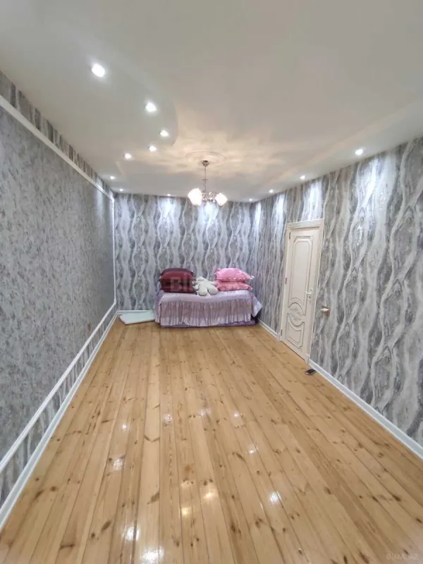 Satılır 6 otaqlı həyət evi 270 m²