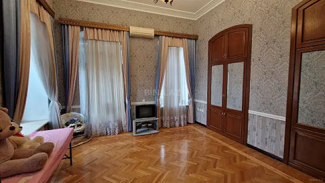 Kirayə verilir 5 otaqlı ofis 210 m²