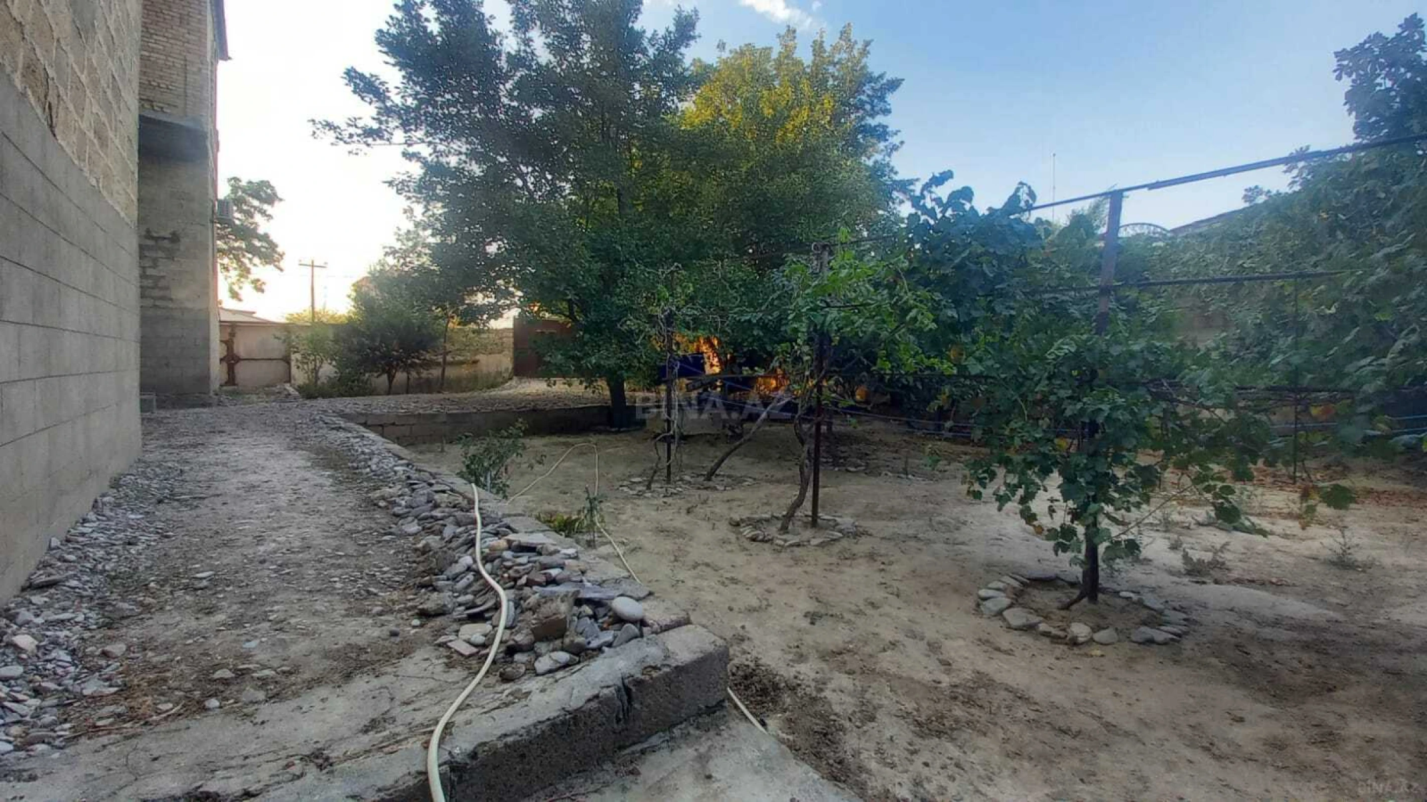Satılır 10 otaqlı həyət evi 450 m²
