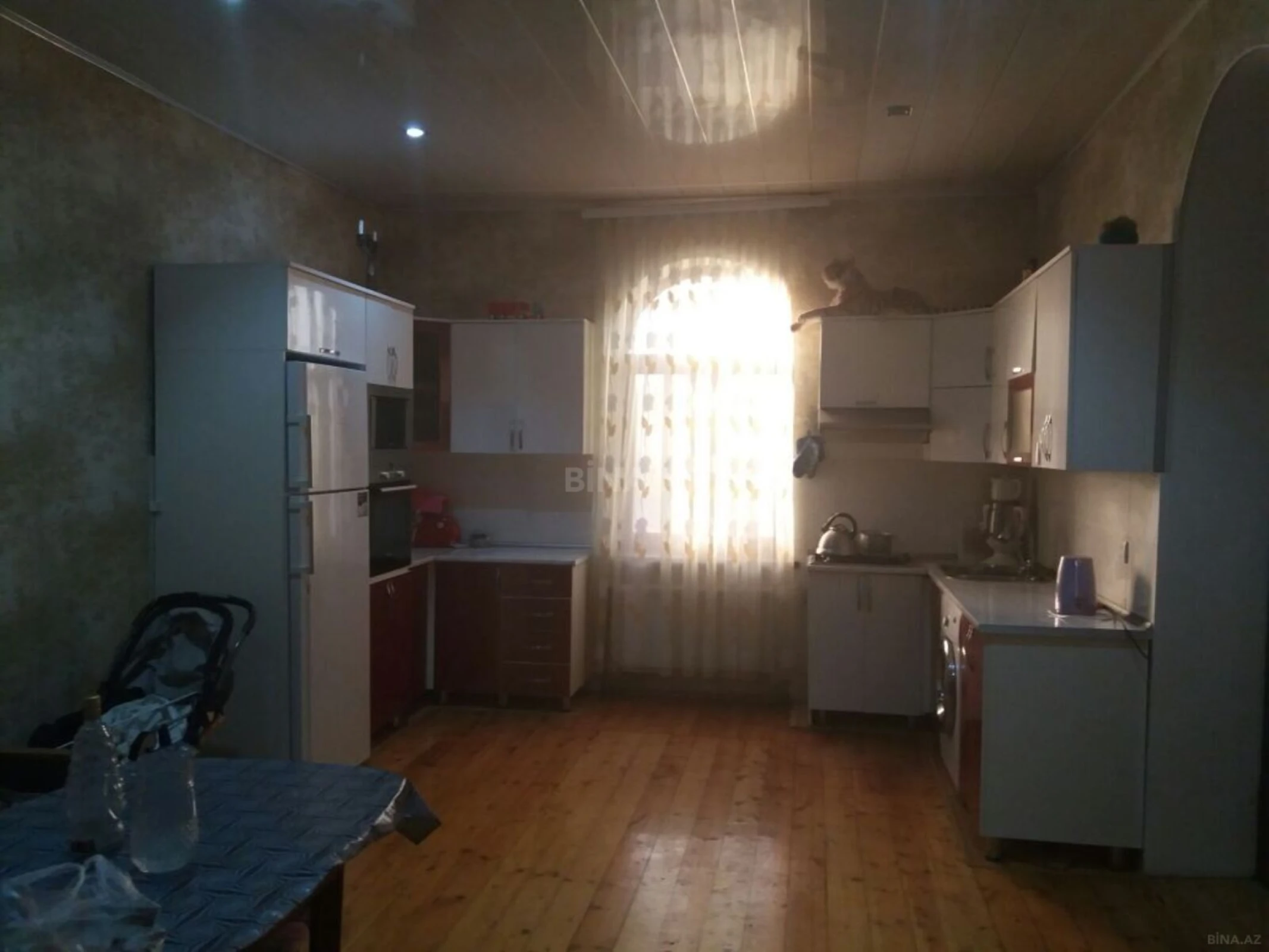 Satılır 10 otaqlı həyət evi 450 m²