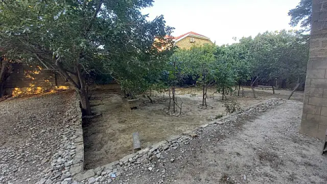 Satılır 10 otaqlı həyət evi 450 m²