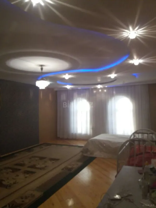 Satılır 10 otaqlı həyət evi 450 m²