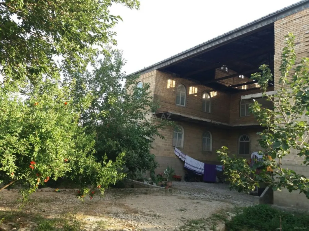 Satılır 10 otaqlı həyət evi 450 m²