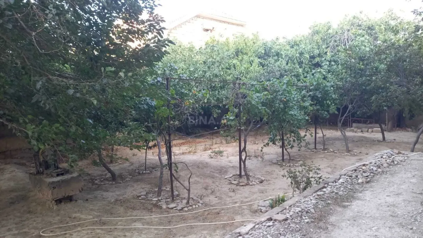 Satılır 10 otaqlı həyət evi 450 m²