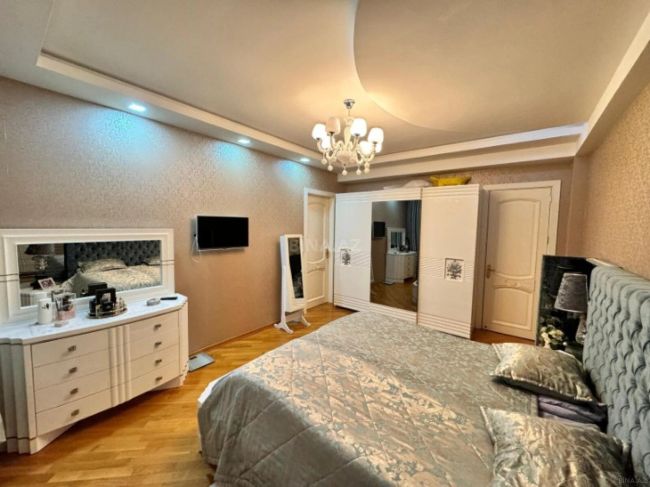 Satılır 3 otaqlı mənzil 137 m²