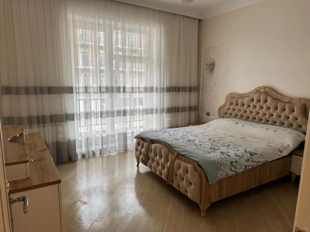 Kirayə verilir 3 otaqlı mənzil 145 m²