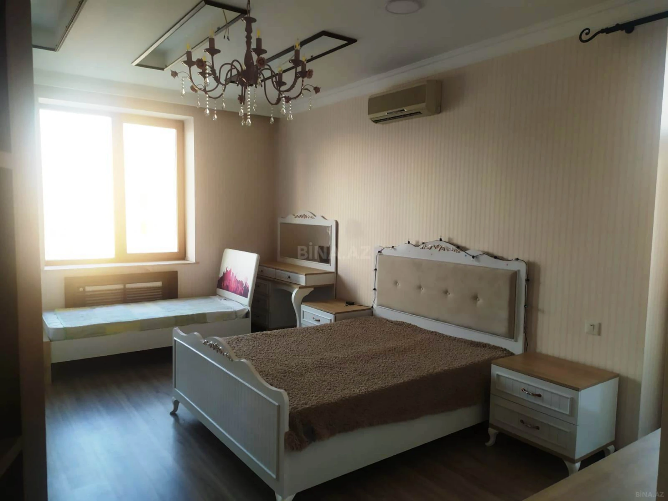 Satılır 4 otaqlı mənzil 160 m²