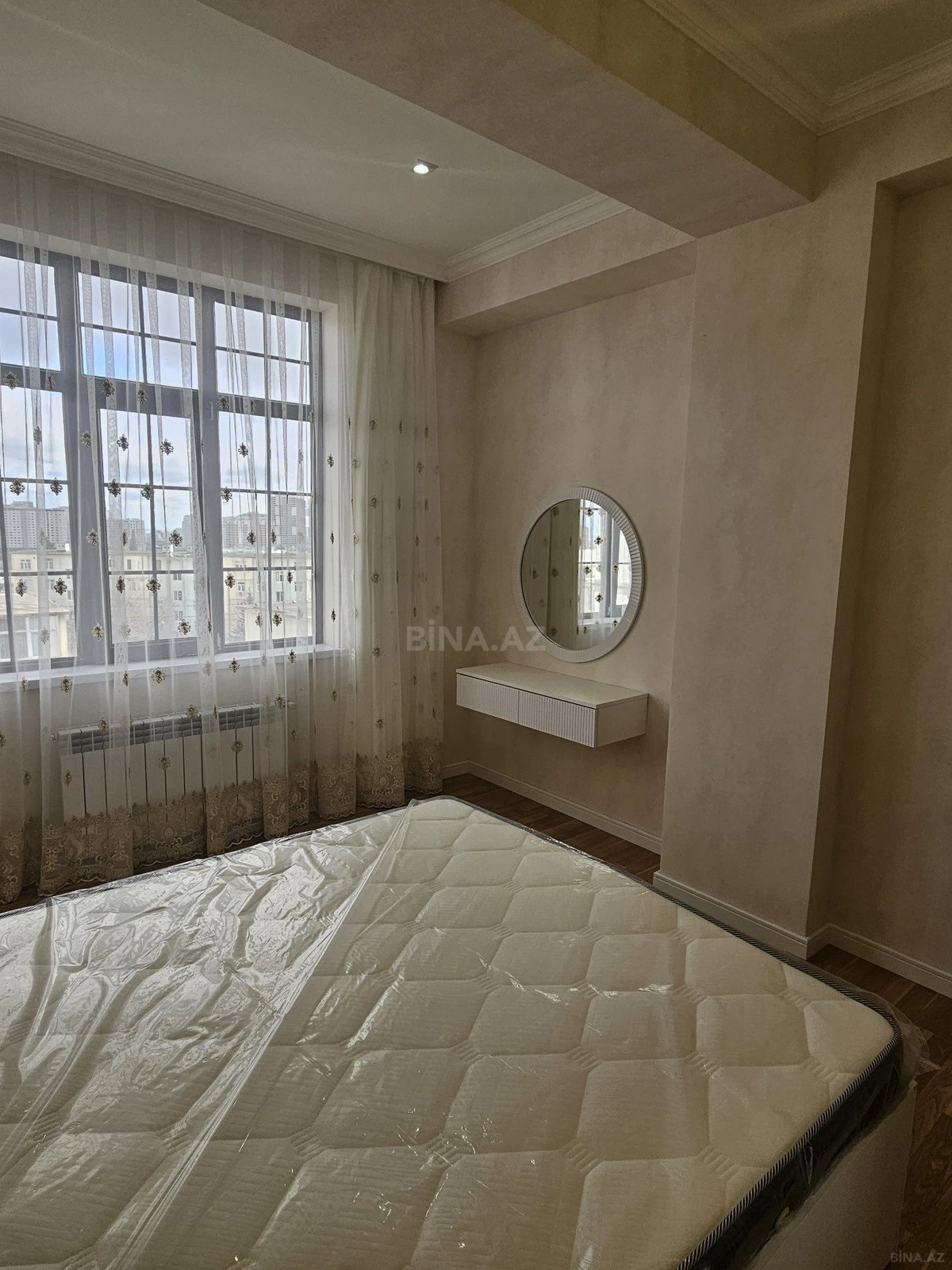 Satılır 2 otaqlı mənzil 83 m²