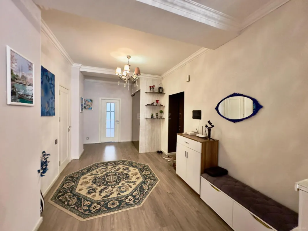 Satılır 3 otaqlı mənzil 137 m²