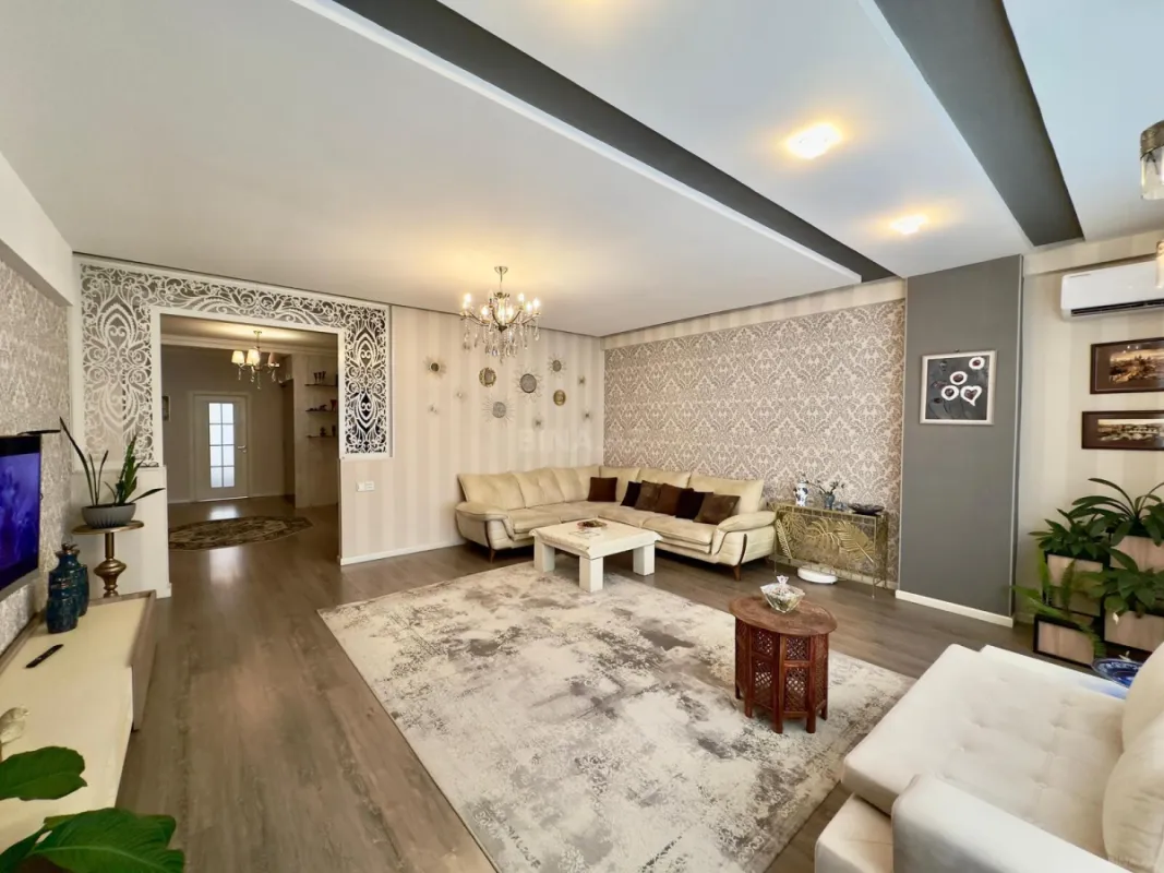 Satılır 3 otaqlı mənzil 137 m²