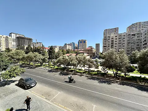 Satılır 3 otaqlı mənzil 137 m²