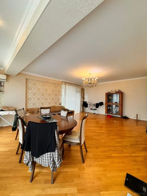 Satılır 3 otaqlı mənzil 146 m²