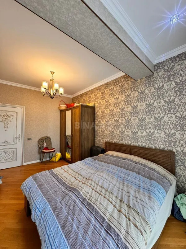 Satılır 3 otaqlı mənzil 146 m²