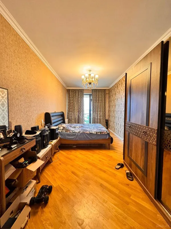 Satılır 3 otaqlı mənzil 146 m²