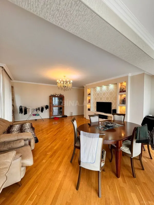 Satılır 3 otaqlı mənzil 146 m²