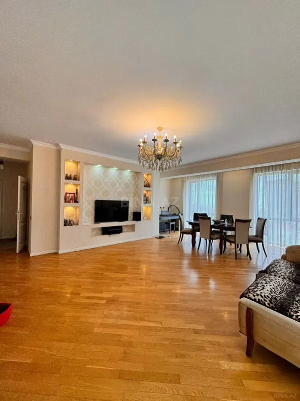 Satılır 3 otaqlı mənzil 146 m²