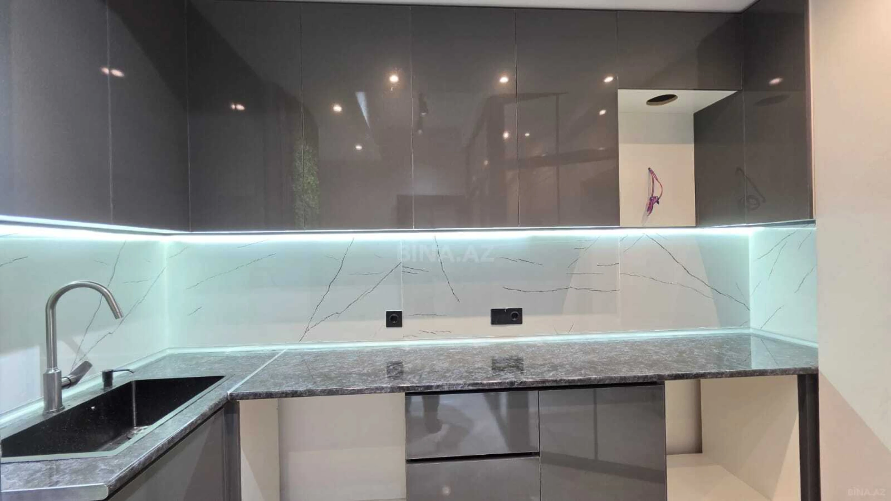 Satılır 2 otaqlı mənzil 63 m²