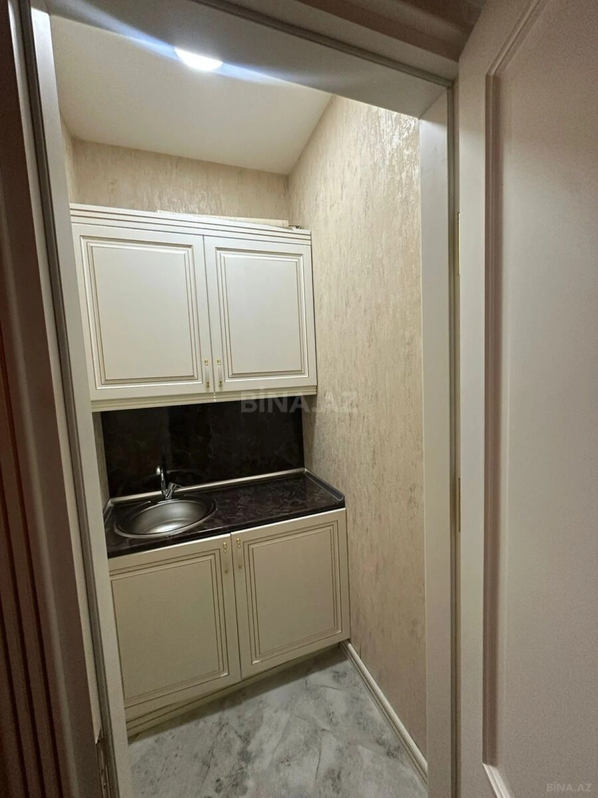 Satılır 5 otaqlı mənzil 175 m²