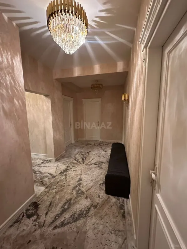 Satılır 5 otaqlı mənzil 175 m²