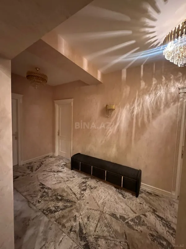 Satılır 5 otaqlı mənzil 175 m²