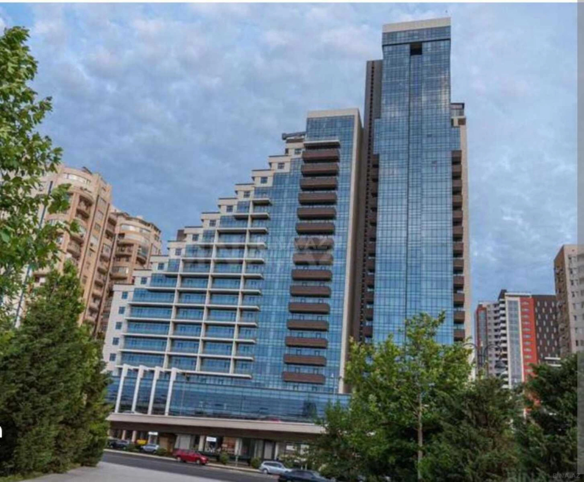 Satılır 4 otaqlı mənzil 141 m²