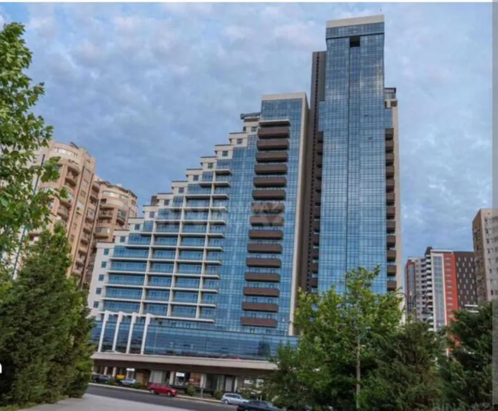 Satılır 4 otaqlı mənzil 141 m²