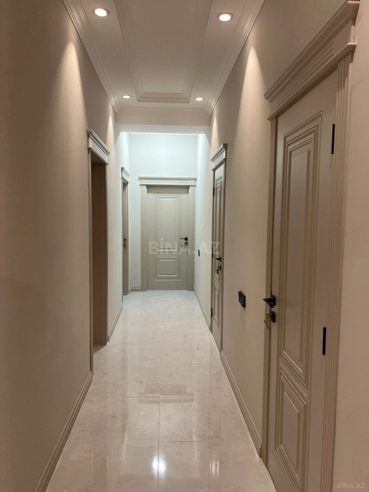 Satılır 4 otaqlı mənzil 200 m²