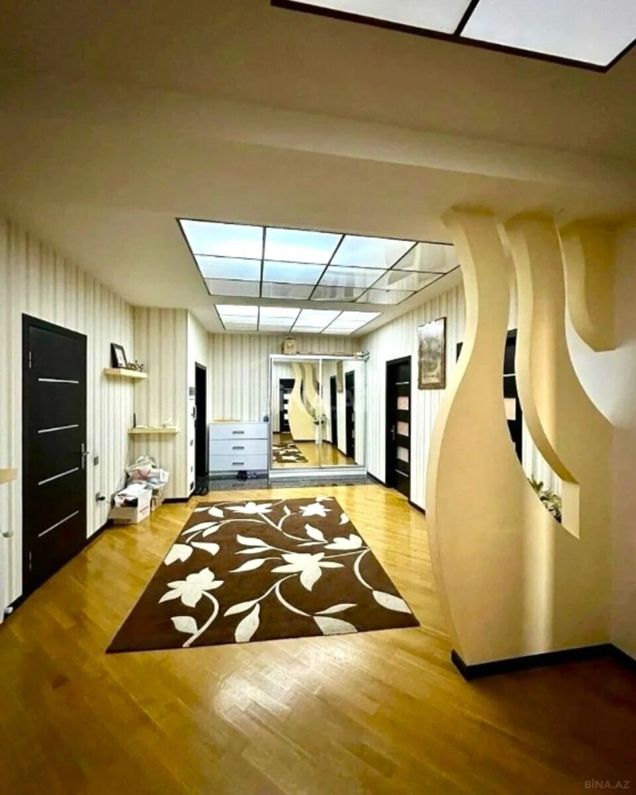Satılır 4 otaqlı mənzil 165 m²
