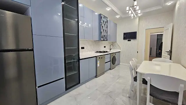 Kirayə verilir 4 otaqlı mənzil 140 m²