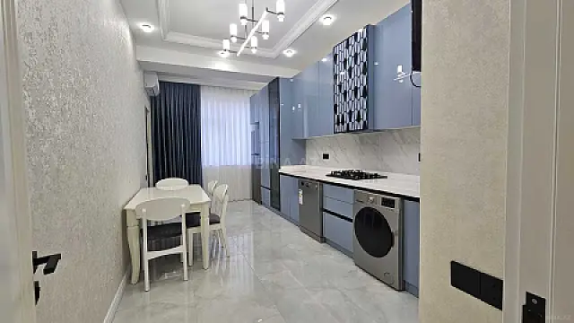 Kirayə verilir 4 otaqlı mənzil 140 m²