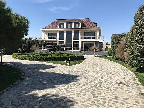 Kirayə verilir 8 otaqlı həyət evi 800 m²