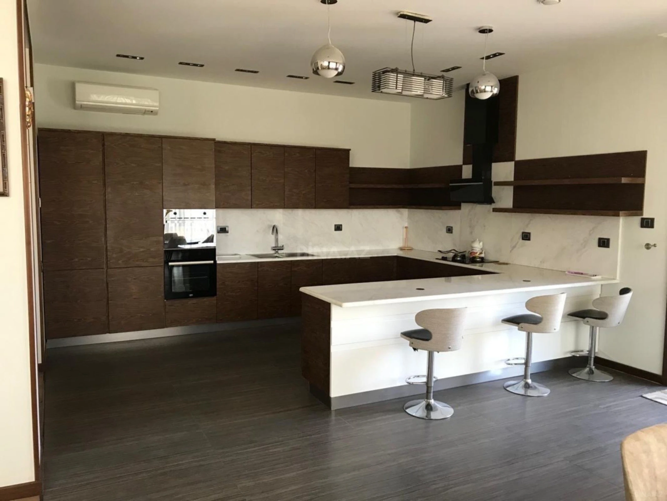 Kirayə verilir 8 otaqlı həyət evi 800 m²