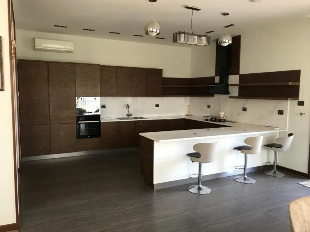 Kirayə verilir 8 otaqlı həyət evi 800 m²