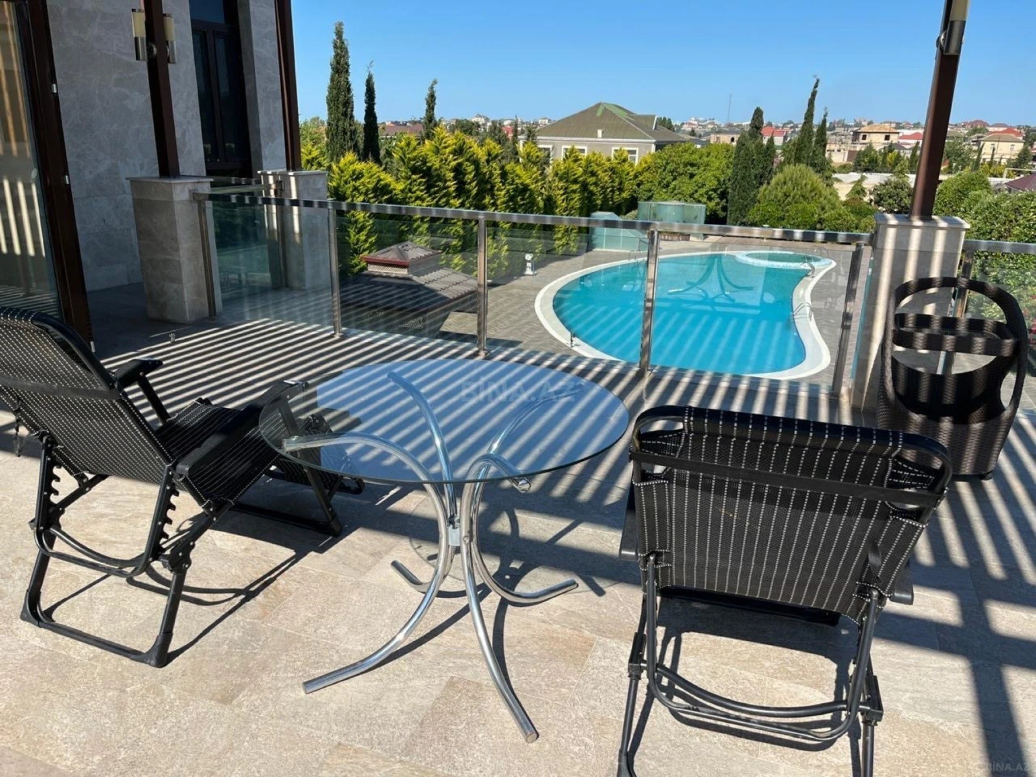 Kirayə verilir 8 otaqlı həyət evi 800 m²