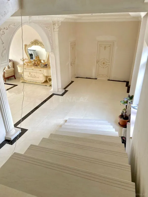 Satılır 5 otaqlı həyət evi 240 m²