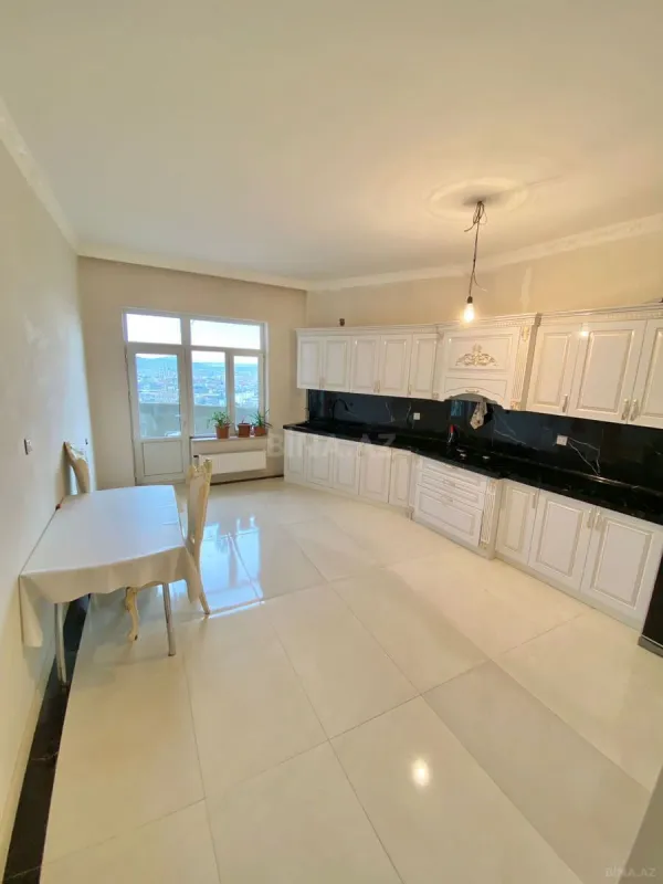 Satılır 5 otaqlı həyət evi 240 m²