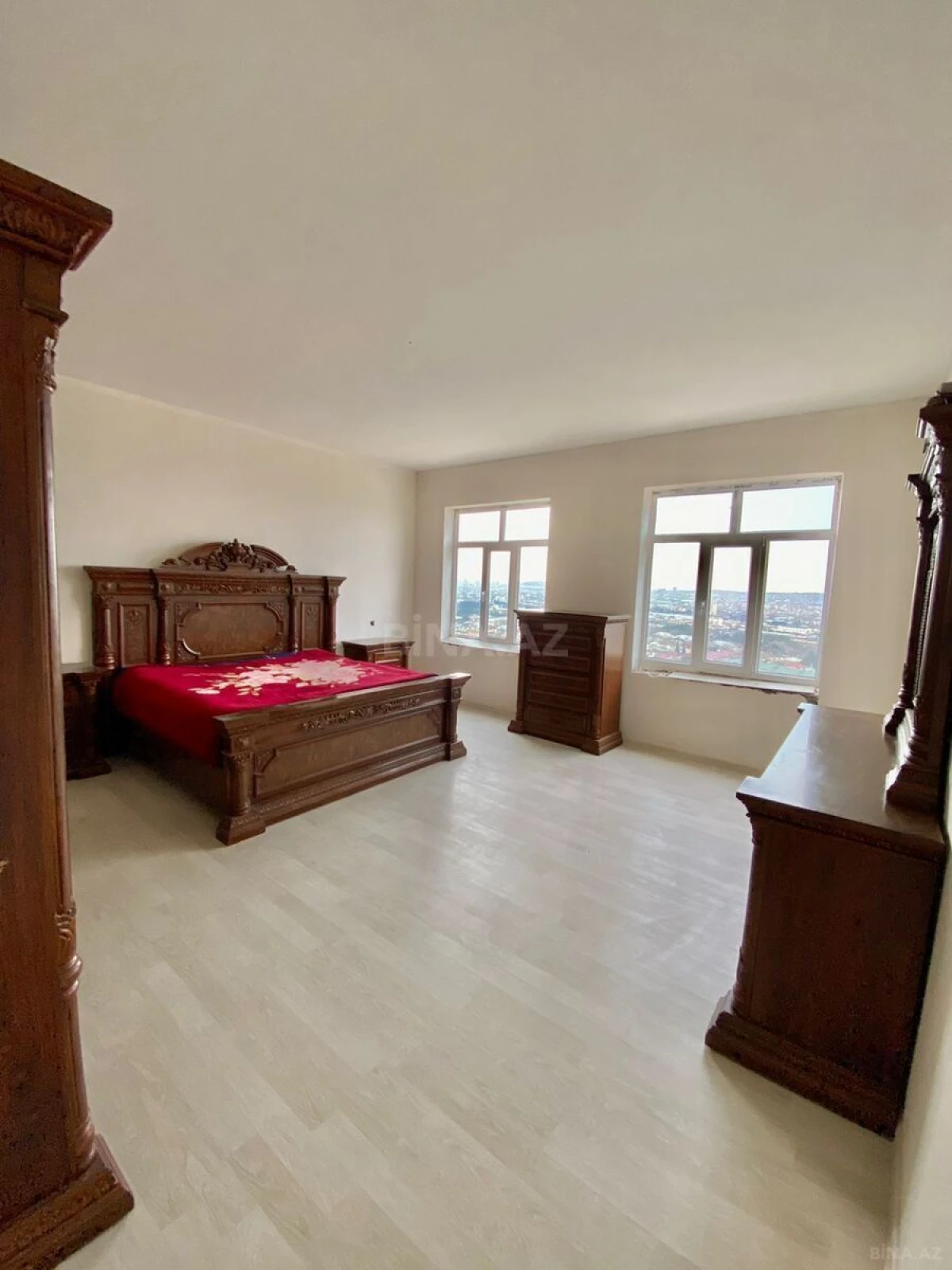 Satılır 5 otaqlı həyət evi 240 m²