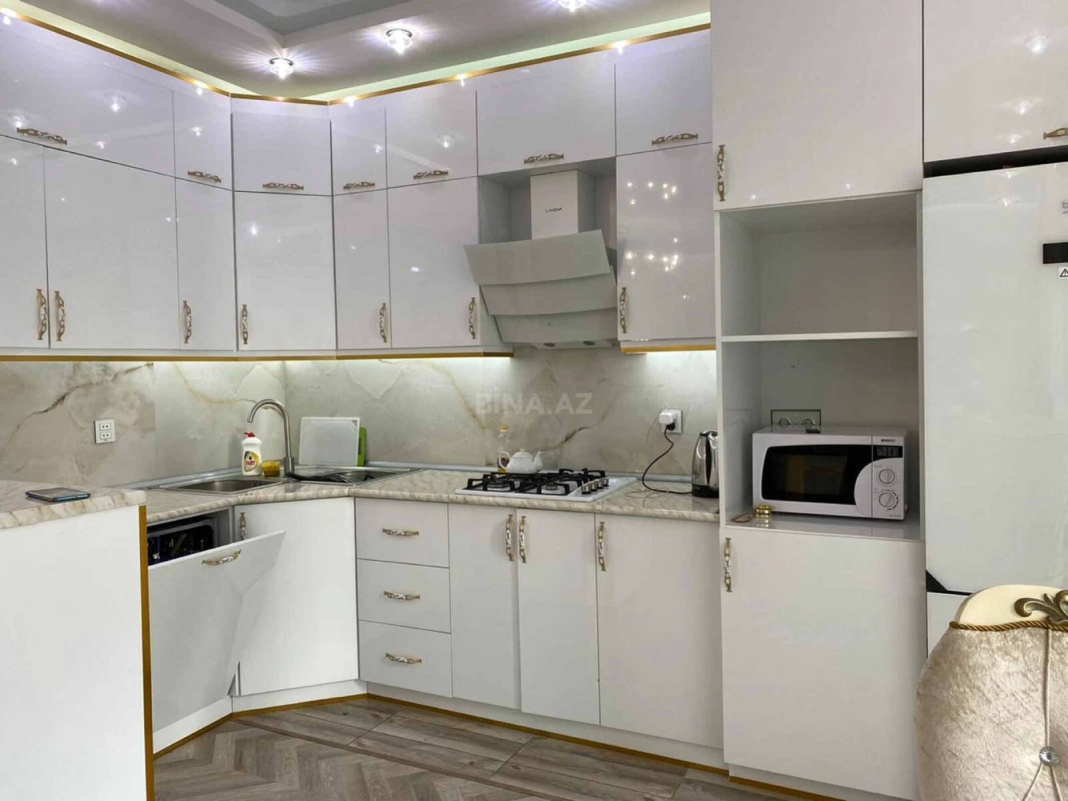 Kirayə verilir 3 otaqlı mənzil 107 m²