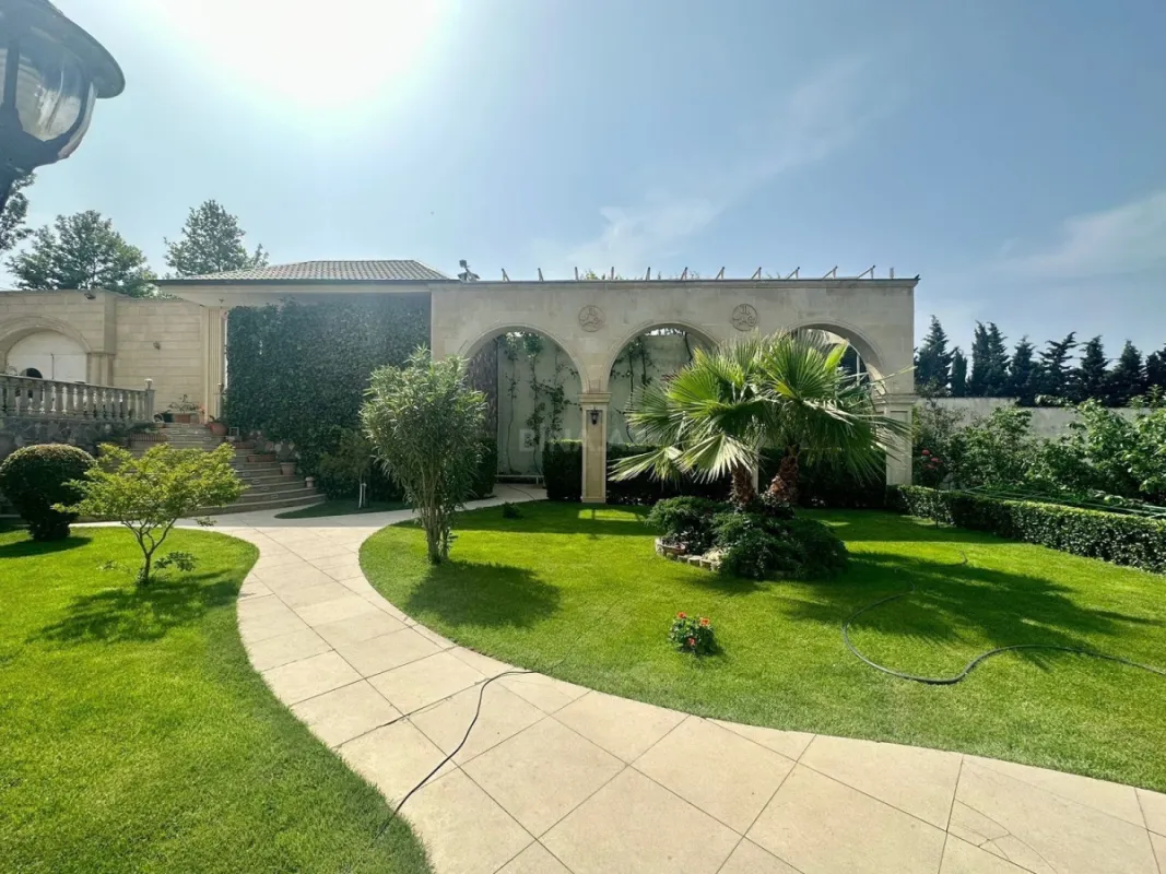 Kirayə verilir 6 otaqlı həyət evi 500 m²