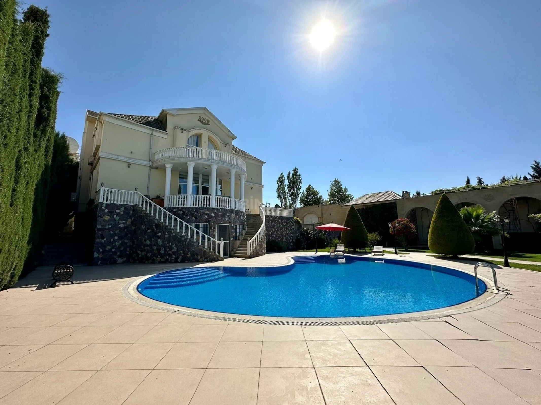 Kirayə verilir 6 otaqlı həyət evi 500 m²