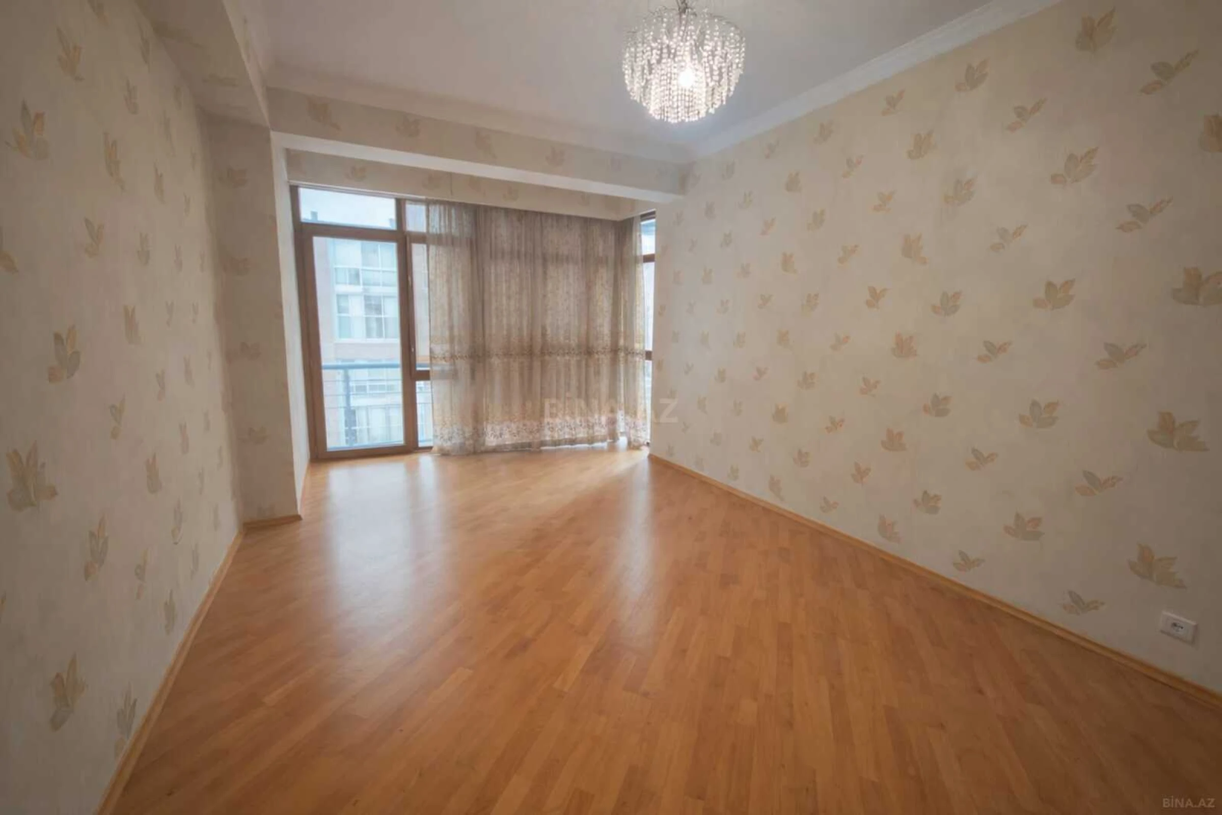 Satılır 4 otaqlı mənzil 190 m²