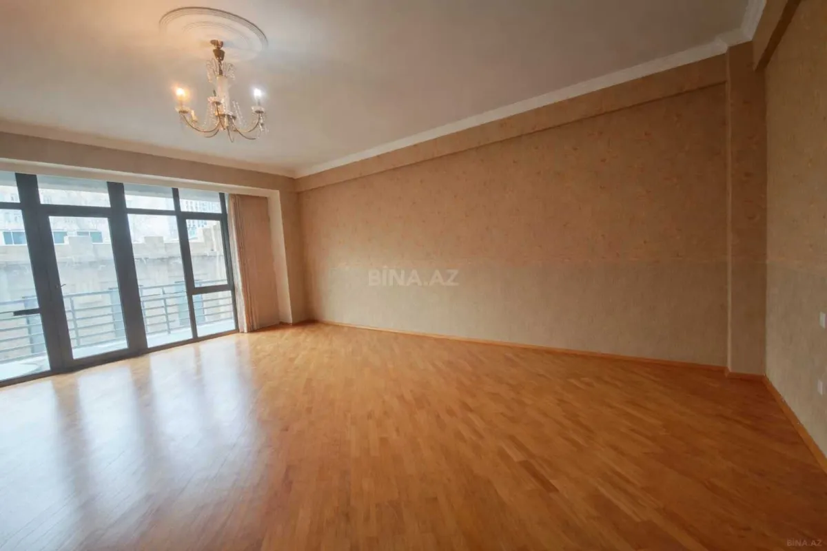 Satılır 4 otaqlı mənzil 190 m²