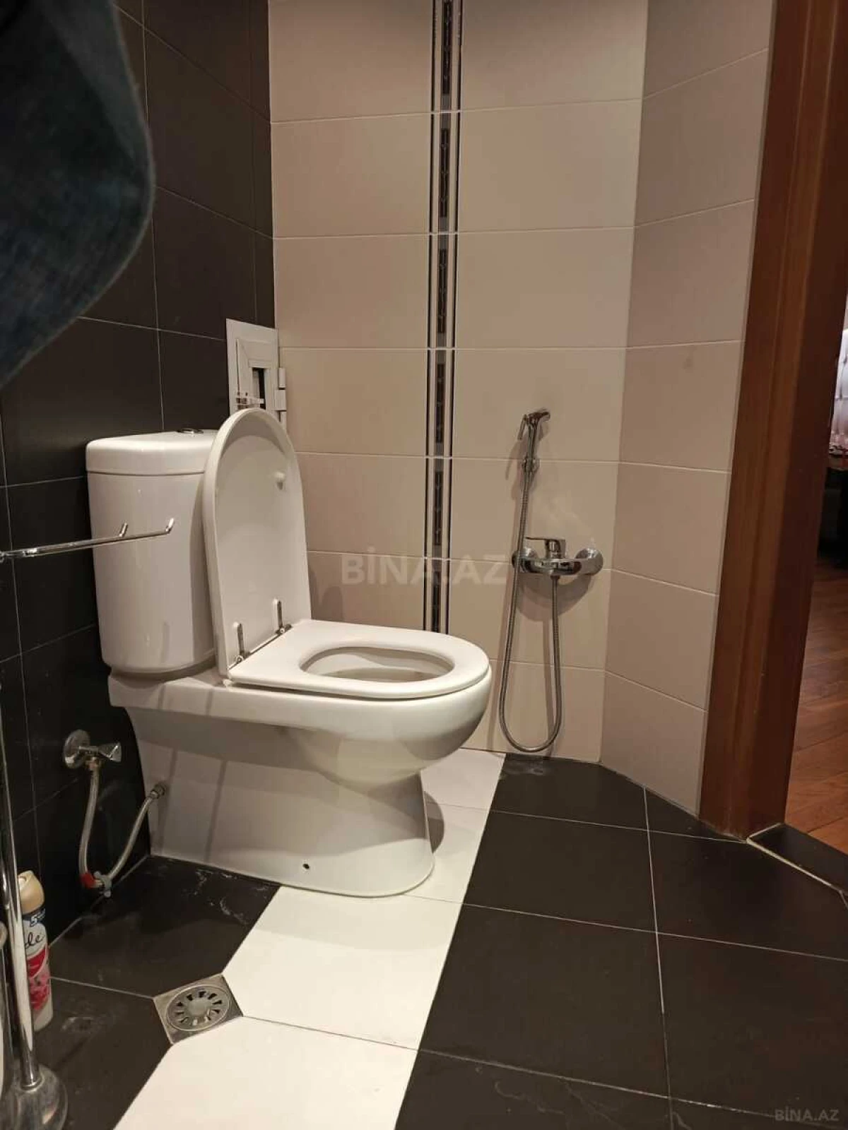 Satılır 4 otaqlı mənzil 180 m²