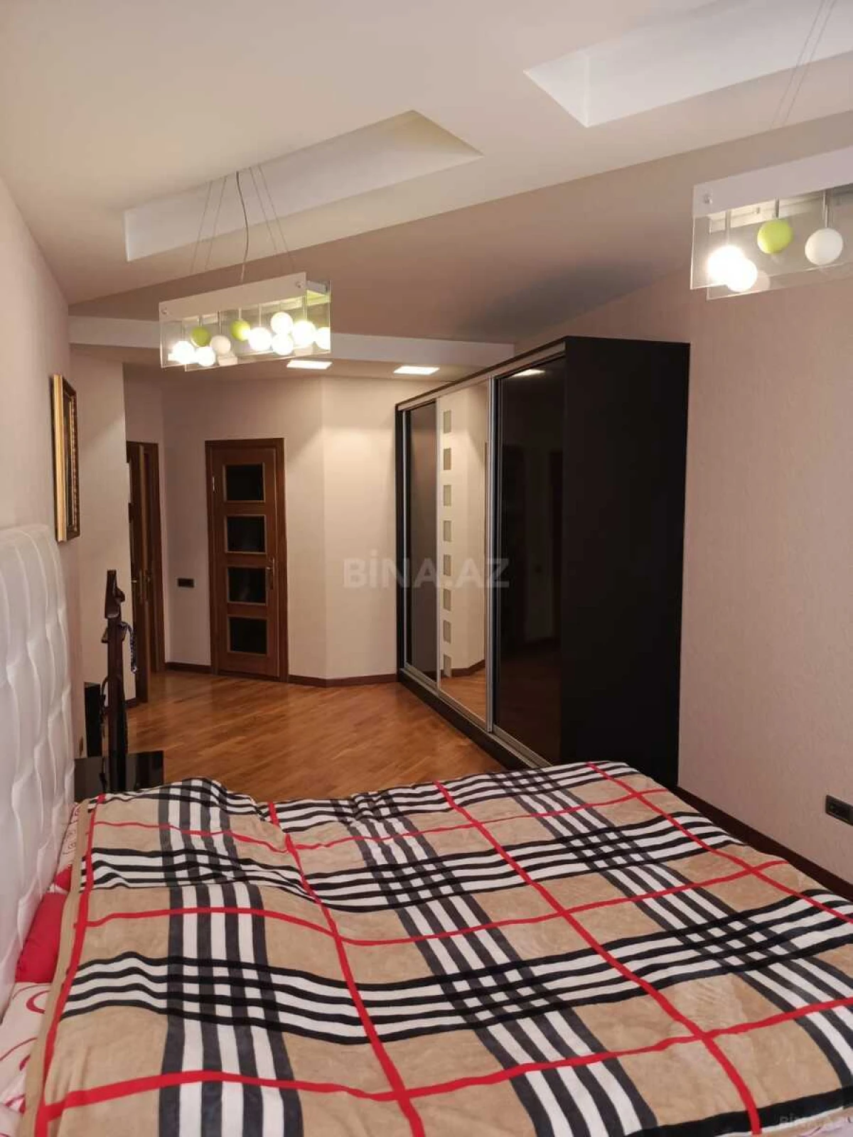 Satılır 4 otaqlı mənzil 180 m²