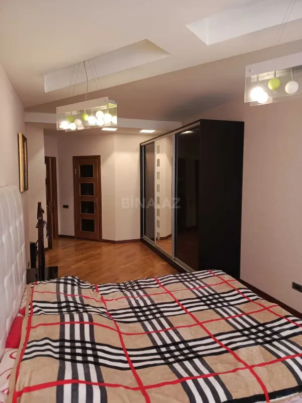 Satılır 4 otaqlı mənzil 180 m²