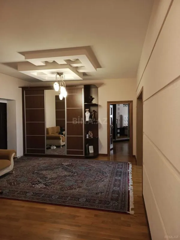 Satılır 4 otaqlı mənzil 180 m²