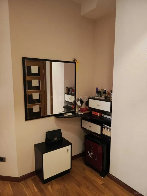 Satılır 4 otaqlı mənzil 180 m²
