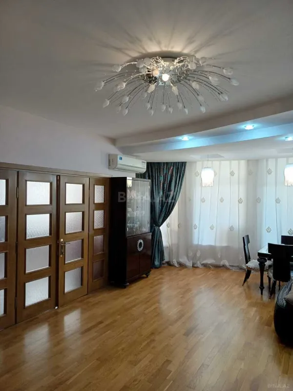 Satılır 4 otaqlı mənzil 180 m²