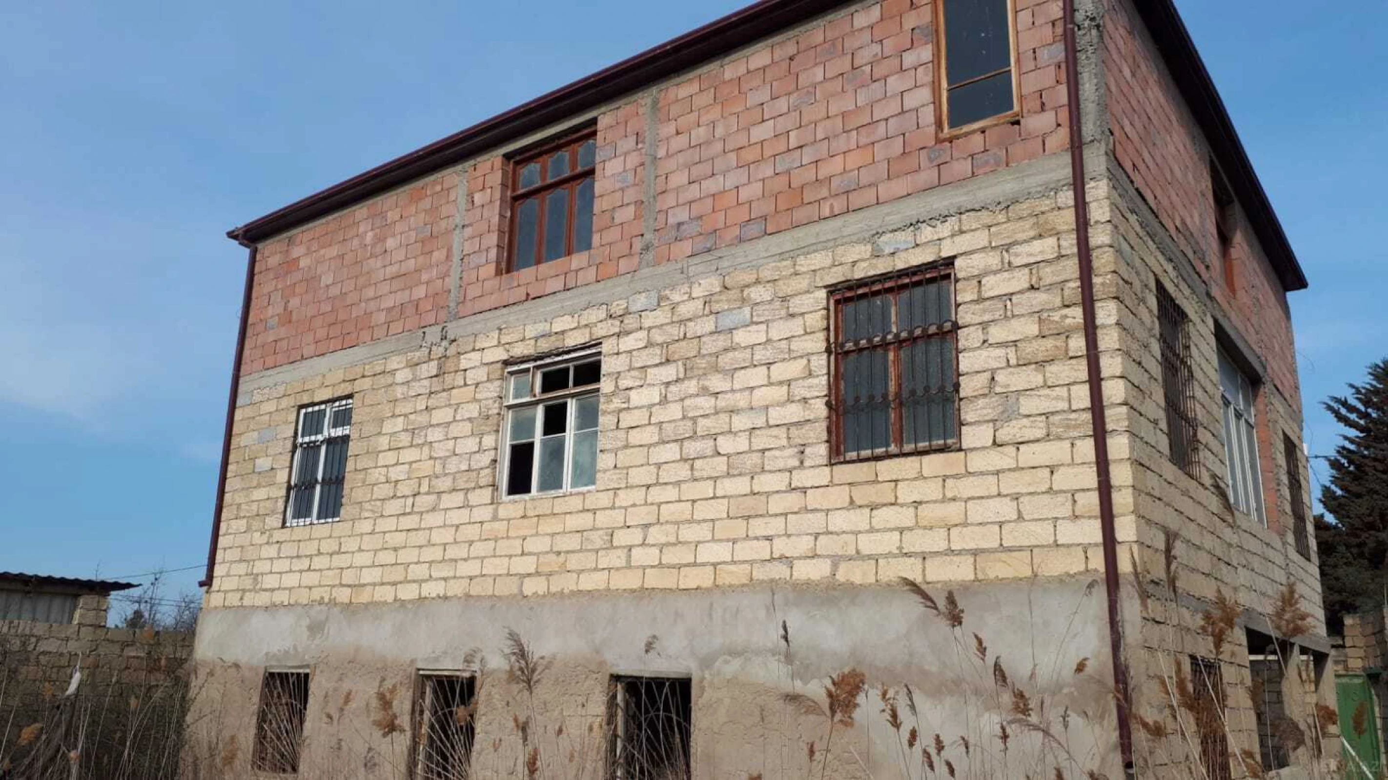 Satılır 6 otaqlı həyət evi 240 m²